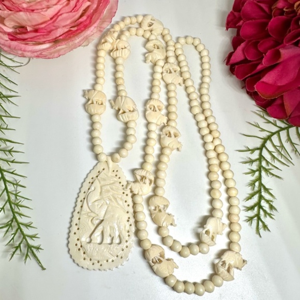 VINTAGE⚜️Carved Faux Ivory Elephant Beaded Necklace